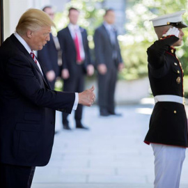 El presidente de los Estados Unidos, Donald Trump, se dispone a recibir al Presidente de Turquía, Recep Tayyip Erdogan (fuera de cuadro), en la Casa Blanca. | SHAWN THEW (EFE)