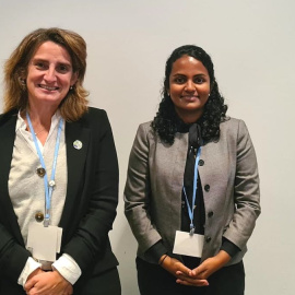 Teresa Ribera junto a la ministra de Medio Ambiente, Cambio Climático y Tecnología de la República de Maldivas, Shauna Aminath.