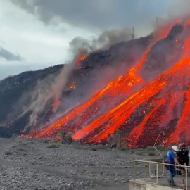 La lava alcanza la playa de los Guirres y une los frentes de dos coladas