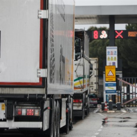 Varios camiones esperan para pasar por el peaje de acceso a Mercamadrid.