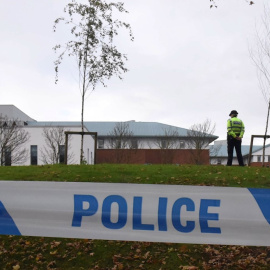 15/11/2021 Un oficial de policía aguarda dentro del cordón policial en Rutland Avenue, Liverpool