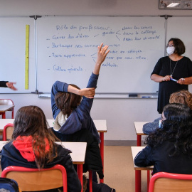 Los profesores de la escuela secundaria Les Battieres imparten clases a los alumnos en Lyon, centro este de Francia, el 15 de octubre de 2021.