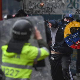 10/06/2021 Manifestantes rodeados por la Policía en una protesta contra el Gobierno colombiano de Iván Duque en Bogotá en junio de 2021