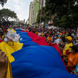 Partidarios del Partido Socialista Unido de Venezuela (PSUV) participan en el cierre de campaña en Caracas