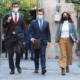 El vicepresident, Jordi Puigneró, el president, Pere Aragonès, i la consellera de la Presidència, Laura Vilagrà, dirigint-se al consell executiu extraordinari d'aquest dilluns, 22 de novembre.