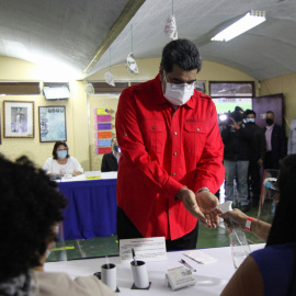 El presidente Nicolás Maduro utiliza gel hidroalcohólico tras votar.