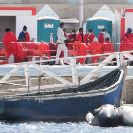 Foto de archivo. Varios migrantes descansan a su llegada al puerto de Gran Tarajal (Fuerteventura).