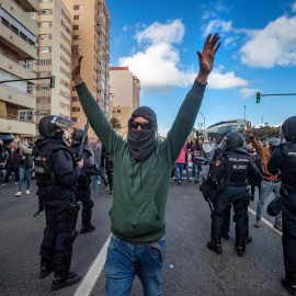 Los trabajadores del sector del metal se manifiestan por las calles de Cádiz durante la octava jornada de huelga en la que han participado unas 5.000 personas a 23 de noviembre de 2021.