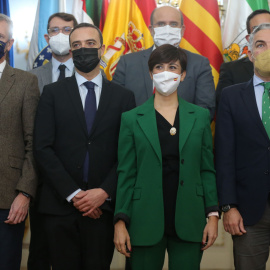 La ministra de Política Territorial y portavoz del Gobierno, Isabel Rodríguez, y el consejero de la Presidencia, Administración Pública e Interior y portavoz del Gobierno andaluz (d) a  a 26 de noviembre de 2021.