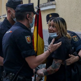 Detención de la líder de Hogar Social Madrid, Melisa Domínguez, durante las protestas contra la gestión del Gobierno ante la pandemia en la sede del PSOE de Ferraz el 22 de mayo de 2020.