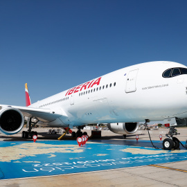 El nuevo avión de Iberia, A350, bautizado como 'Juan Sebastián Elcano', en honor al marino español, presentado en las instalaciones de la aerolínea. Foto de archivo.