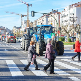 Varios tractores circulan por una carretera como parte de una manifestación de profesionales de la ganadería, a 12 de diciembre de 2021, en Santander, Cantabria (España).