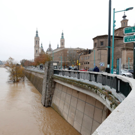 Vista del río Ebro desde el Puente de Santiago de Zaragoza este lunes 13 de diciembre de 2021.