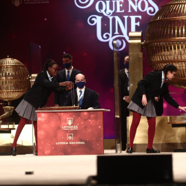 Foto de archivo. Los niños de San Ildefonso cantando los números y los premios.