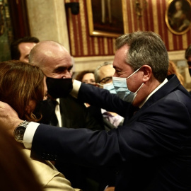 El Alcalde de Sevilla, Juan Espadas, (d) abraza a Antonio Muñoz (c), futuro Alcalde de Sevilla durante el anuncio de su cese como Alcalde tras las fiestas navideñas, a 14 de diciembre en Sevilla (Andalucía, España)