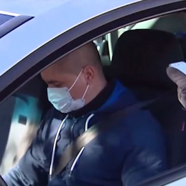 Lleva la mascarilla encima cuando viajes en coche con más personas