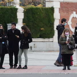 Varias personas con mascarilla, el día antes de que entre en vigor la obligatoriedad de usar mascarilla en exteriores, a 23 de diciembre de 2021, en Madrid, (España).