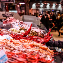 24/12/2021-Vendedor en un puesto de marisco del mercado de Valencia