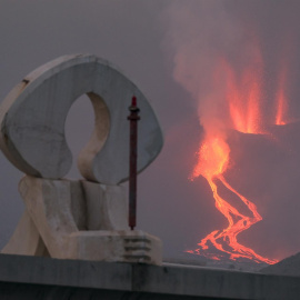 La lava del volcán de La Palma llega al mar en una zona de acantilados en la costa de Tazacorte