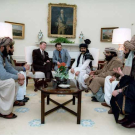 Imagen de archivo de una reunión del expresidente de los Estados Unidos Ronald Reagan con los líderes muyahidines, el el 2 de febrero de 1983.