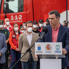 El presidente del Gobierno, Pedro Sánchez, interviene en una rueda de prensa durante su visita al Puesto de Mando Avanzado, a 27 de diciembre de 2021, en El Paso, La Palma, Canarias (España).