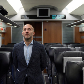 22/11/2021 El alcalde de Ourense, Gonzalo Pérez Jácome, posa dentro del tren que va a efectuar un viaje por el nuevo tramo de alta velocidad