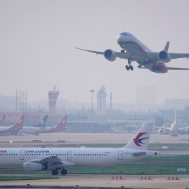 Un avión de China Eastern despegando