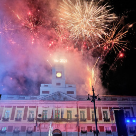 29/12/2021-Una gran pirotecnia recibe al año 2021 en la Puerta del Sol, en Madrid (España), a 31 de diciembre de 2020.