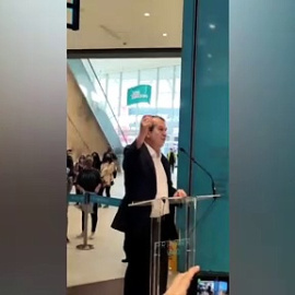 Abel Caballero, alcalde de Vigo, desatado en la inauguración de una tienda de ropa