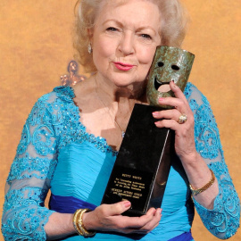 La actriz Betty White posa entre bastidores con el premio Life Achievement Award de los Screen Actors Guild Awards en el Shrine Auditorium de Los Ángeles.