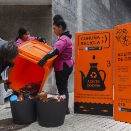 Mulleres Colleiteiras, recogida de aceite vegetal usado en uno de los contenedores de A Coruña.