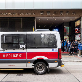 Una furgoneta policial en la entrada de la redacción del medio 'Stand News'.