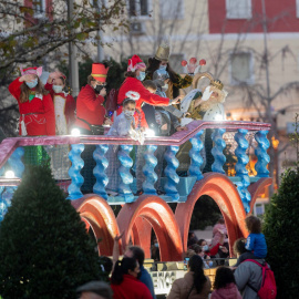 Un Rey saluda en la Cabalgata de Reyes 2022 del distrito de Chamartín.