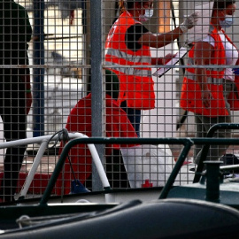 4/1/2022-Migrantes son atendidos por la Guardia Civil y la Cruz Roja, a 15 de septiembre de 2021, en Ceuta (España).