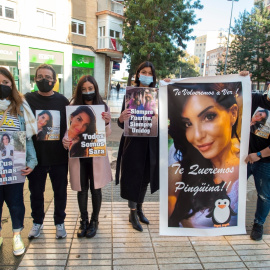 La familia de la fallecida en las inmediaciones donde iba a declarar el médico y no apareció.