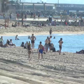 Irresponsabilidad en Barcelona: playas llenas sin cumplir la distancia de seguridad