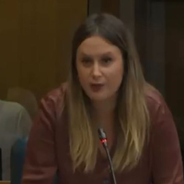 Alejandra Jacinto propone a Ayuso 'jugar' al 'Yo Nunca' en la Asamblea de Madrid