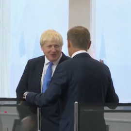 Boris Johnson defiende a su colaborador más estrecho a pesar de saltarse el confinamiento