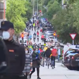 Vallecas planta cara a una de las caceroladas contra el Gobierno