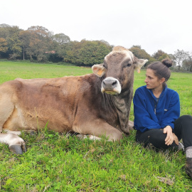 La ganadera Ana Corredoira, con una vaca en su explotación de A Cernada.