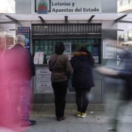 Varias personas en las inmediaciones de una administración de loterías, tres días antes del Sorteo de La Lotería del Niño, a 3 de enero de 2022, en Madrid.