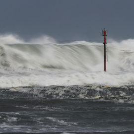 Vista del fuerte oleaje, este domingo, en la localidad cántabra de Suances donde se encuentra activada la alerta por fenómenos costeros adversos.