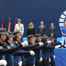 El comisario general de la Policía Municipal de Madrid, Teodoro Pérez García, vestido de blanco y situado a la izquierda de la imagen, durante el desfile de los agentes de Policía Nacional en junio de 2019.