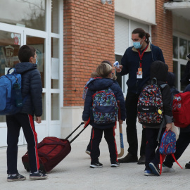 10/10/2022 Un trabajador toma la temperatura a un niño a su llegada al primer día de clase presencial tras la Navidad