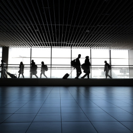 Personas caminando por un aeropuerto