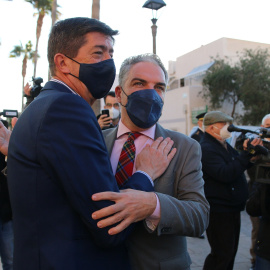 El vicepresidente de la junta, Juan Marín, saluda al consejero de la presidencia, Elías Bendodo, en la Alcazaba antes de la reunión ordinaria del Consejo de Gobierno a 11 de enero del 2021 en Almería, (Andalucía).