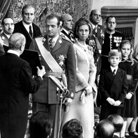 El rey jura las Leyes Fundamentales el 22 de noviembre de 1975. En una segunda fila se ve a Alfonso Armada. Foto: Luis Millán / EFE