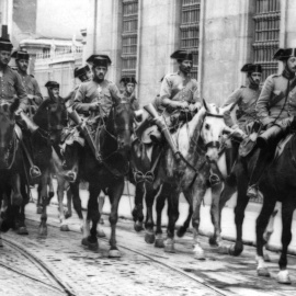 Fotografía tomada durante la Guerra Civil Española a finales de los años 30, en la que se ve a policías de "La Guardia Civil" leales al General Franco que circula por una calle de una ciudad no identificada de España.
STF / AFP