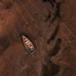 Vista aérea del río Paraná cuyo nivel del agua alcanzó su récord histórico durante el mes de agosto a su paso por Corrientes, en Argentina.- JUAN MABROMATA / AFP