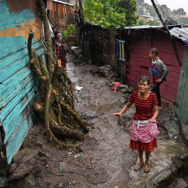 Residentes en Tegucigalpa se preparan para ser evacuados ante la llegada del huracán ‘Iota’, en noviembre de 2020.- ORLANDO SIERRA / AFP